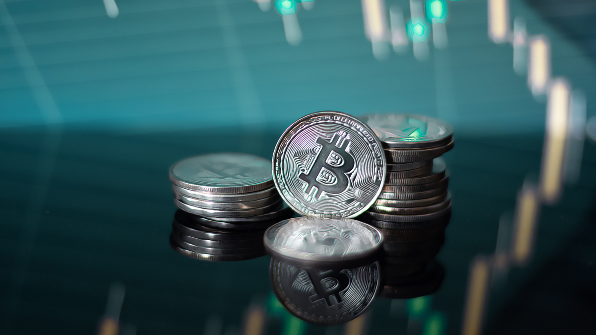 Robert Kiyosaki Warns of Impending Economic Crisis and Advocates for Strategic Investments