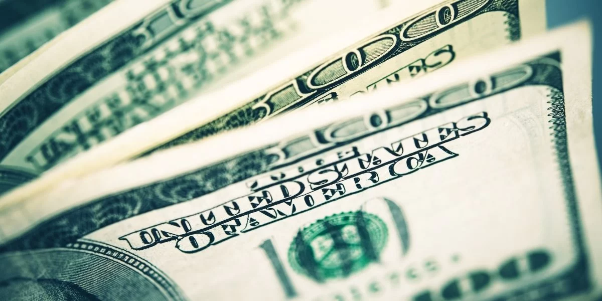 US Consumer Confidence Declines Sharply